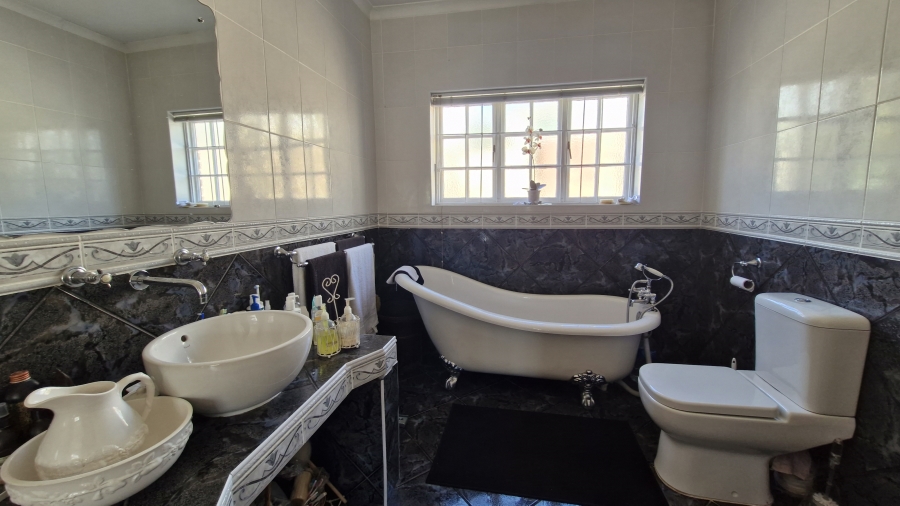 5 Bedroom Property for Sale in Middedorp Western Cape